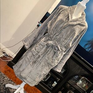 Isotoner Men's Plush Gray Robe light weight